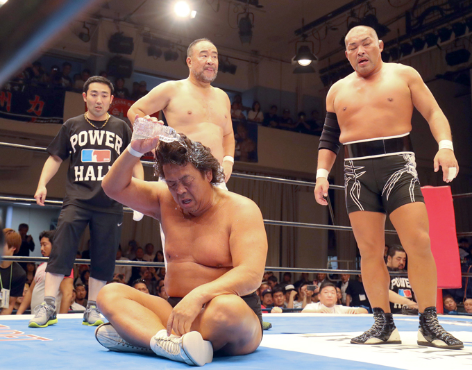 【プロレス長州力引退試合『ＰＯＷＥＲ ＨＡＬＬ ２０１９』】（×長州力・越中詩郎・石井智宏組対藤波辰爾・武藤敬司・真壁刀義○組）試合後に敗れ、頭から水を浴びる長州力（手前）＝後楽園ホール　撮影日：2019年06月26日　写真提供：産経新聞社