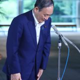 横浜市長選の敗戦から一夜明け、記者団の質問に答える菅義偉首相。「大変残念な結果だった。市民の皆さんが、市政が抱える新型コロナウイルス問題とか、さまざまな課題について判断をされたわけだから、謙虚に受け止めたい」と述べた＝2021年8月23日午前、首相官邸　写真提供：産経新聞社