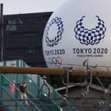 建物に描かれた東京五輪・パラリンピックのエンブレム＝2021年6月2日午後、東京都目黒区　写真提供：共同通信社
