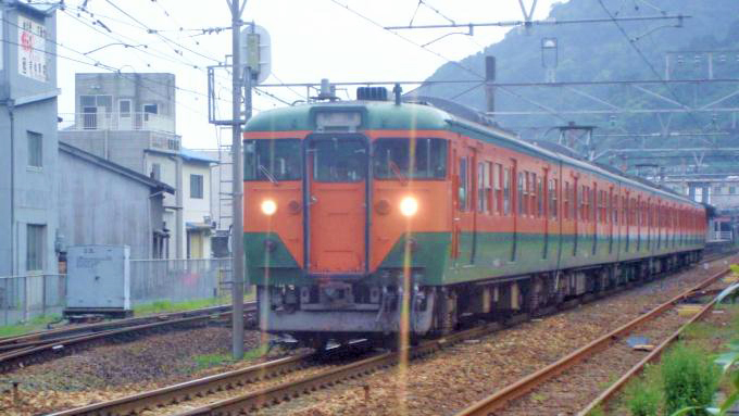 113系電車・普通列車、東海道本線・由比駅（2006年撮影）