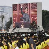 中国共産党創建100年を記念する祝賀大会で、大型スクリーンに映し出された「中国共産党万歳」と叫んで拳を突き上げる習近平国家主席＝2021年7月1日、北京の天安門広場（共同）　写真提供：共同通信社