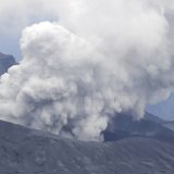 噴煙を上げる熊本県・阿蘇山の中岳（共同通信社ヘリから）　撮影:2021年10月20日午後1時8分　写真提供：共同通信社