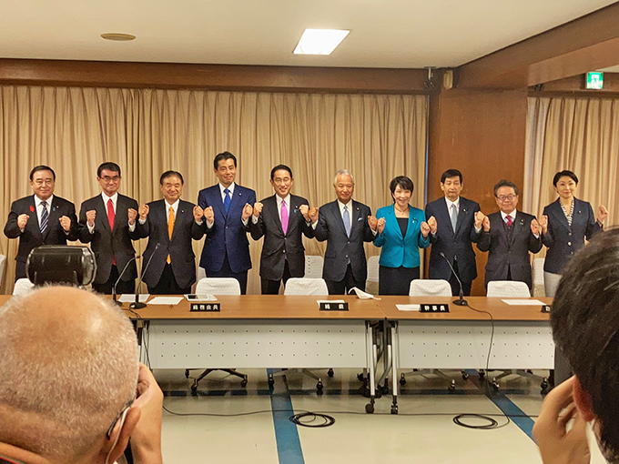 自民党新役員が決まる　岸田総裁（左から5番目）、高市早苗氏は政調会長（右から4番目）、河野太郎氏は広報本部長に（左から2番目）