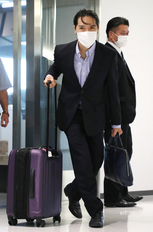 成田空港に到着した小室圭さん（手前）＝2021年9月27日午後、千葉県成田市　写真提供：時事通信社