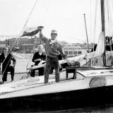 日本人で初 ヨットで単独太平洋横断に成功　1962（昭和37）年8月12日、愛艇マーメイド号でサンフランシスコ港に到着した堀江謙一さん（UPI＝共同）　写真提供：共同通信社