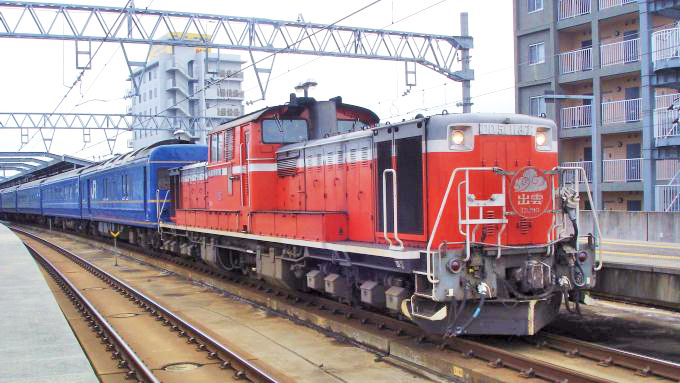 DD51形ディーゼル機関車＋24系25形客車・寝台特急「出雲」（2006年撮影）