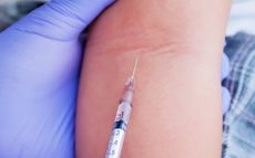 東京都医師会・尾﨑治夫会長　子どもへの新型コロナのワクチン接種は「慎重に検討した上で行った方がいい」