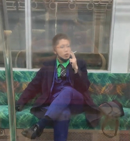 京王線刺傷　電車内に座り、たばこを吸う服部恭太容疑者。京王線国領駅にいた男性が撮影し、ツイッターに投稿していた＝2021年10月31日夜、東京都調布市［撮影した男性提供］　写真提供：時事通信社