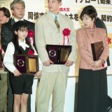 年末恒例の「現代用語の基礎知識」が選ぶ「94日本新語・流行語大賞」の表彰式が一日、東京・丸の内の東京会館で開かれた。左から安達祐実、イチロー、小池百合子　1994年12月1日　写真提供：産経新聞社