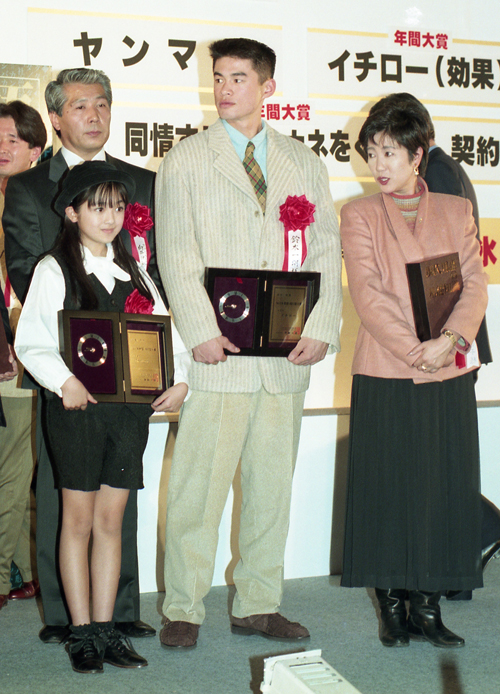 年末恒例の「現代用語の基礎知識」が選ぶ「94日本新語・流行語大賞」の表彰式が一日、東京・丸の内の東京会館で開かれた。左から安達祐実、イチロー、小池百合子　1994年12月1日　写真提供：産経新聞社