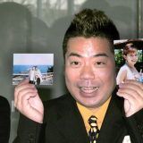 出川哲朗が婚約会見　婚約者の写真を手に
　撮影日：2004年03月31日　写真提供：産経新聞社