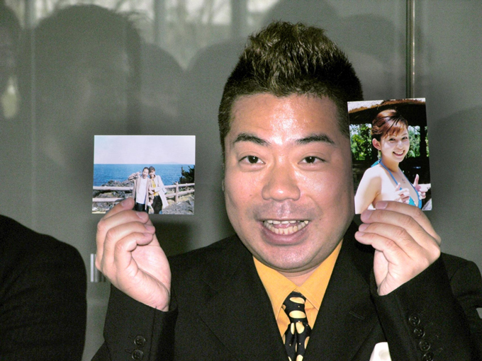 出川哲朗が婚約会見　婚約者の写真を手に 　撮影日：2004年03月31日　写真提供：産経新聞社