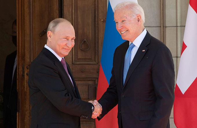 16日、ジュネーブで握手するバイデン米大統領（右）とロシアのプーチン大統領（ロイター＝共同）＝2021年6月16日　写真提供：共同通信社