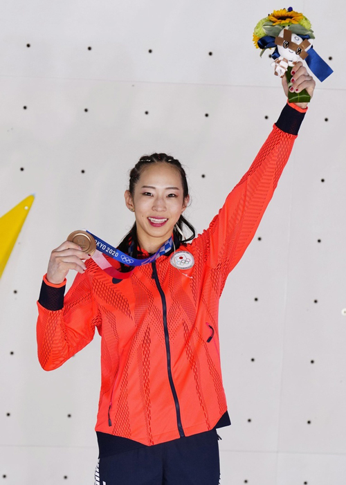 「東京五輪第15日」 スポーツクライミング 　女子複合で3位となり、銅メダルを手に笑顔の野口啓代＝青海アーバンスポーツパーク　2021年08月06日　写真提供：共同通信社