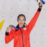 「東京五輪第15日」 スポーツクライミング 　女子複合で3位となり、銅メダルを手に笑顔の野口啓代＝青海アーバンスポーツパーク　2021年08月06日　写真提供：共同通信社