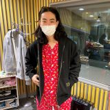 番組オフィシャルパジャマ、パーカーを着る菅田将暉