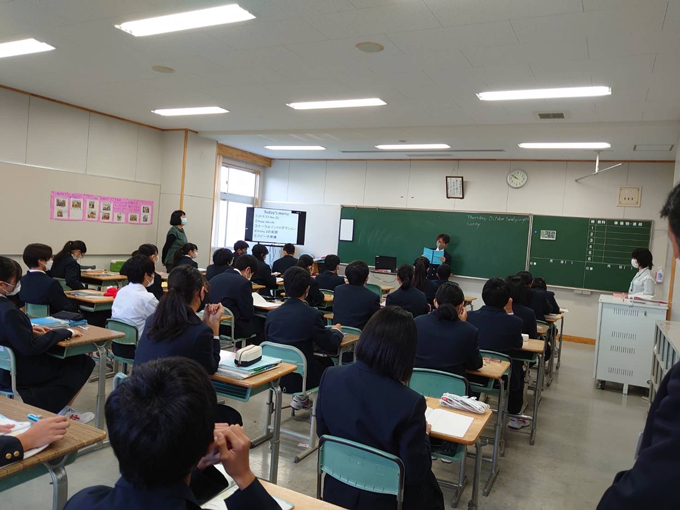 全盲の小椋汐里さんが 2021 年春、中学校の英語の先生に！　～あの日の「誓い」から10年・始まった共生社会への挑戦！