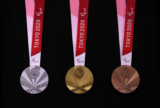 【東京2020パラリンピックメダルを発表】左から銀メダル、金メダル、銅メダルの表面＝東京都中央区　撮影日：2019年08月23日　写真提供：産経新聞社