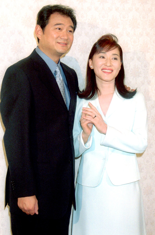 入籍会見を行った船越英一郎と松居一代。松井の左手に指輪が光る。 撮影日：2001年06月05日 　撮影場所：赤坂プリンスＨ　写真提供：産経新聞社