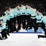【第90回全日本フィギュアスケート選手権大会　4日目】男子FS 羽生結弦の4回転半ジャンプの連続合成写真（右から左へ）＝2021年12月26日、さいたまスーパーアリーナ　写真提供：産経新聞社