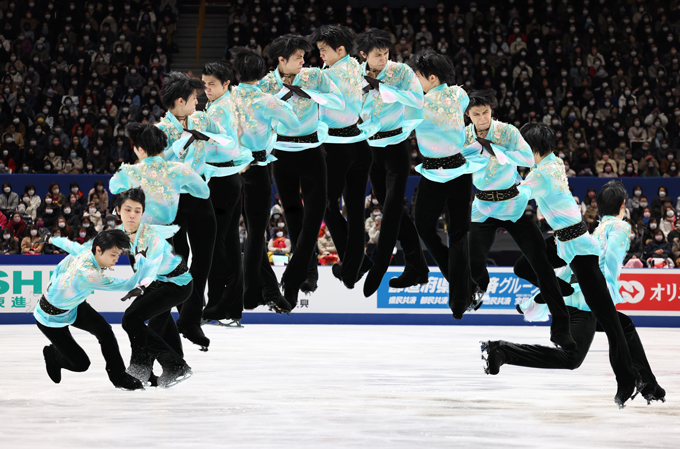 【第90回全日本フィギュアスケート選手権大会　4日目】男子FS 羽生結弦の4回転半ジャンプの連続合成写真（右から左へ）＝2021年12月26日、さいたまスーパーアリーナ　写真提供：産経新聞社