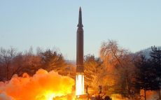 不可解な北朝鮮のICBMミサイルの「飛ばし方」　6000キロ飛ばせるものを500キロしか……