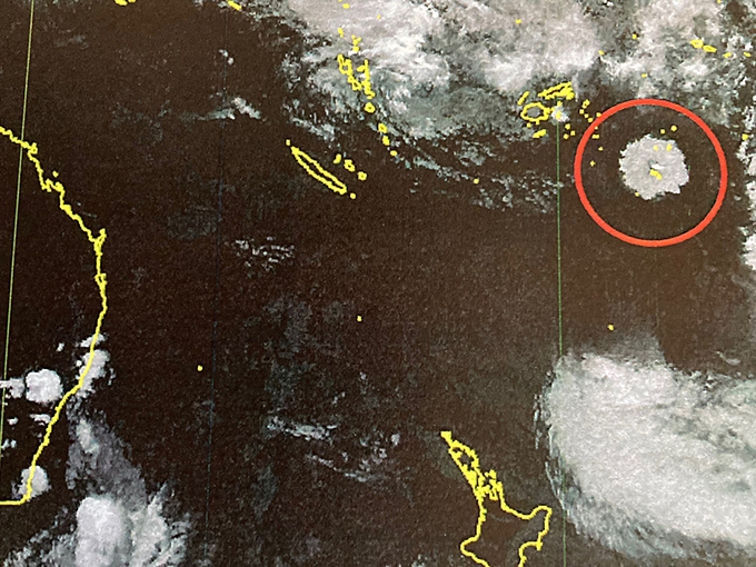 ハアパイ火山噴火の衛星画像（赤丸部分　気象庁資料から）
