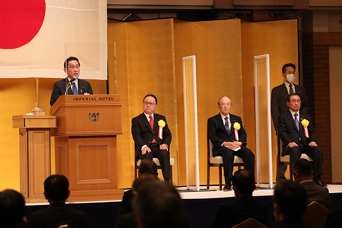 左から順に、岸田総理、経済同友会・桜田代表幹事、日商・三村会頭、経団連・十倉会長（代表撮影）