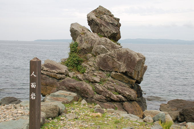 数ある佐渡の奇岩群のなかでもひと際、異彩を放つ「人面岩」　正式名称は「立岩（たていわ）」～「佐渡観光PHOTO」より