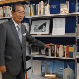 石原氏が自身の著作をもとに開設された「石原慎太郎文庫」を視察した＝2014年7月8日　写真提供：産経新聞社