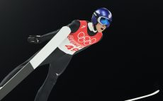 うまく風を味方にする小林陵侑選手　踏切の「5センチ」で飛距離の差が出るスキージャンプ