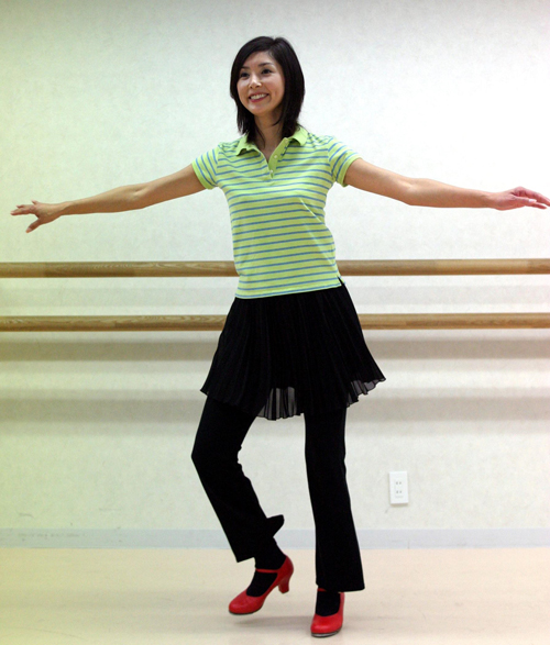 タップダンスの練習をする女優の黒木瞳　撮影日：2004年02月12日　写真提供：産経新聞社