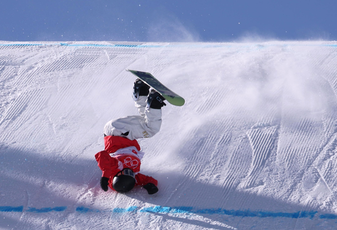 【北京五輪2022】＜スノーボード　女子スロープスタイル決勝＞3回目　転倒する村瀬心椛（17歳）。10位で競技を終えた＝2022年2月6日、雲頂スキー公園　写真提供：産経新聞社　