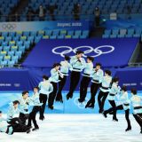 【北京五輪2022】＜フィギュアスケート　男子FS　フリースケーティング＞羽生結弦のクワッドアクセルの連続合成写真（右から左へ）＝2022年2月10日、首都体育館　写真提供：産経新聞社