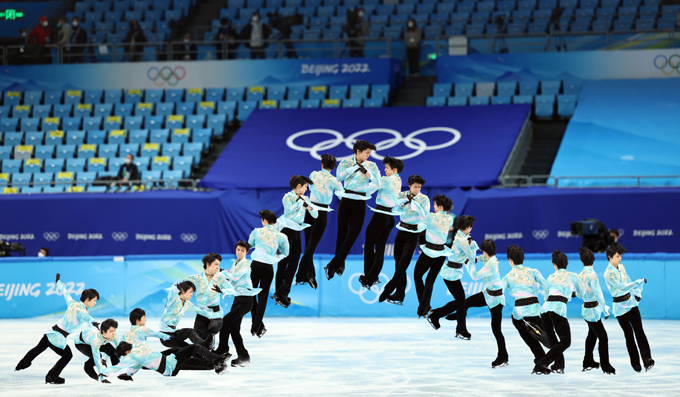 【北京五輪2022】＜フィギュアスケート　男子FS　フリースケーティング＞羽生結弦のクワッドアクセルの連続合成写真（右から左へ）＝2022年2月10日、首都体育館　写真提供：産経新聞社