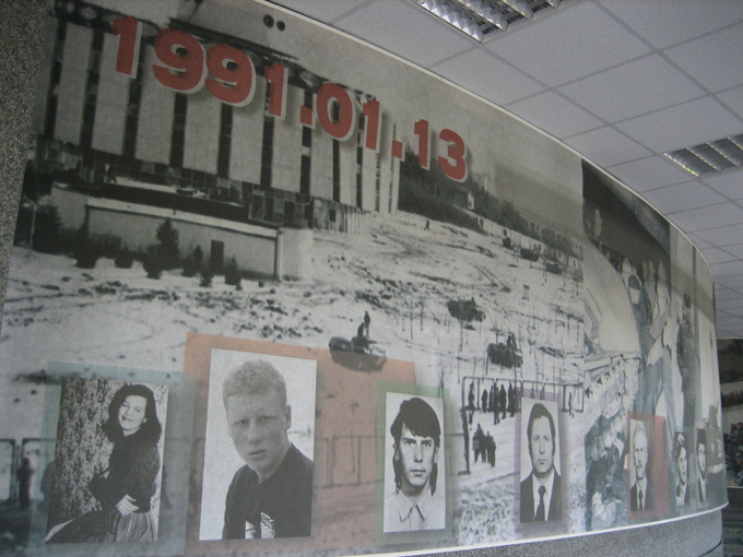 【リトアニア「血の日曜日事件」犠牲者の展示写真】1991年1月13日、リトアニアの独立阻止を狙うソ連が特殊部隊を送り込み、テレビ塔を守ろうとして市民14人が命を落とす「血の日曜日事件」が発生。テレビ塔1階には、今でも犠牲者の写真が展示され、16年前の記憶を生々しくとどめている　＝現地時間2007年05月16日、リトアニア・ビリニュス　写真提供：産経新聞社