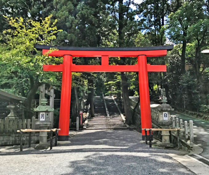 「神社の鳥居」と「お寺の山門」、正しいくぐり方は？