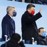 北京冬季五輪の閉会式に出席したIOCのバッハ会長（左）と中国の習近平国家主席＝2022年2月20日、北京（共同）　写真提供：共同通信社