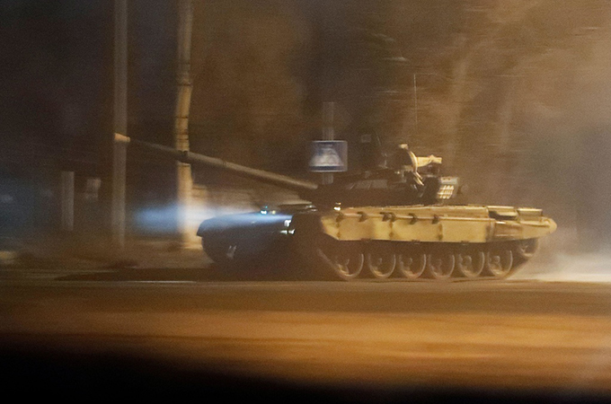 2022年2月22日、親ロ派が支配するウクライナ東部のドネツクで通りを走行する戦車（ロイター＝共同）　写真提供：共同通信社
