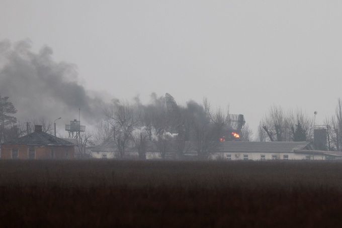 【ロシア、ウクライナ首都空爆】2022年2月24日、ウクライナ東部マリウポリで、空港近くの軍事施設から立ち上る煙（ロイター＝共同）　写真提供：共同通信社