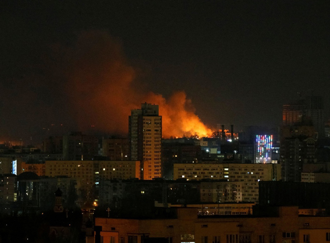 26日、ウクライナの首都キエフで爆撃の後に上がる炎と煙（ロイター＝共同）　2022年2月26日　写真提供：共同通信社