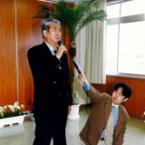都知事に“密着取材”する筆者（2000年4月11日　東京・八丈島で　大森幹久さん撮影）
