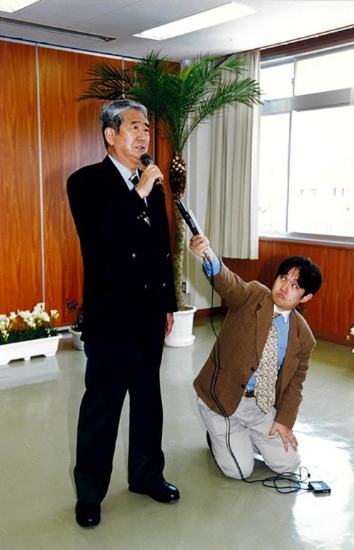 都知事に“密着取材”する筆者（2000年4月11日　東京・八丈島で　大森幹久さん撮影）