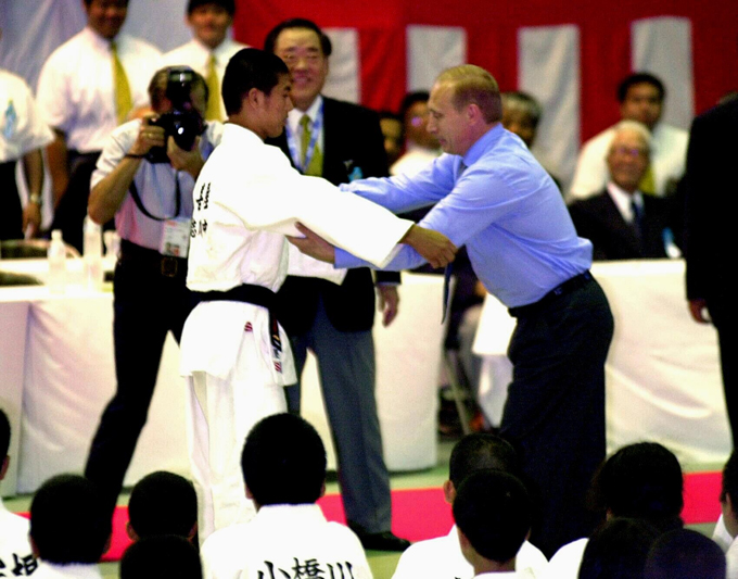 【1枚目（全2枚）】沖縄サミット　少年柔道練成大会を表敬訪問したロシアのプーチン大統領は予定にはない「試合」を行ったが……＜次の写真へ続く＞ 　撮影日 2000年07月23日 写真提供：産経新聞社