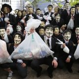 世界的ハッカー集団「アノニマス」が渋谷でゴミ拾い　面をつけたアノニマスらが無言で渋谷のゴミ拾いを行った　2012年07月07日午前、東京都渋谷区　写真提供：産経新聞社