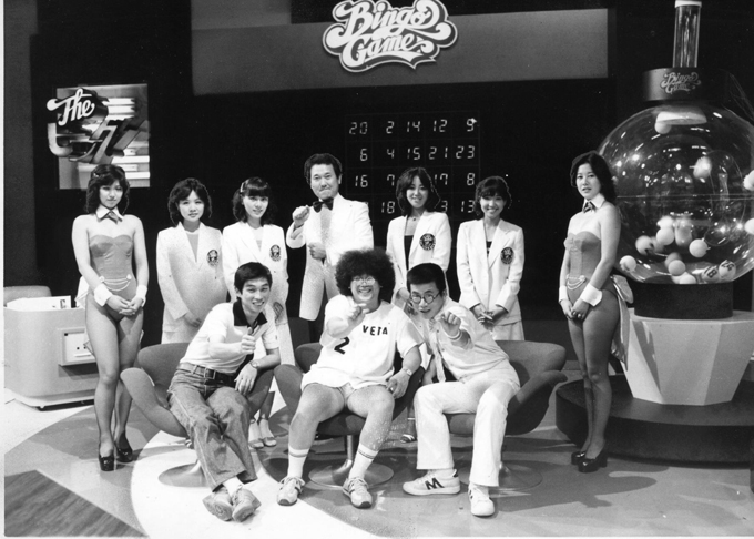 「THEビッグ！」（朝日放送）の司会陣とアシスタント　後方中央が板東英二、前列左から明石家さんま、笑福亭鶴瓶、桂文珍　1979年8月　写真提供：産経新聞社