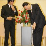 日本プロスポーツ大賞を受賞したプロゴルファーの石川遼選手（左）から贈られたパターを手にする鳩山由紀夫首相　＝2009年12月25日午前11時13分、首相官邸 　写真提供：産経新聞社
