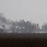 【ロシア、ウクライナ首都空爆】2022年2月24日、ウクライナ東部マリウポリで、空港近くの軍事施設から立ち上る煙（ロイター＝共同）　写真提供：共同通信社