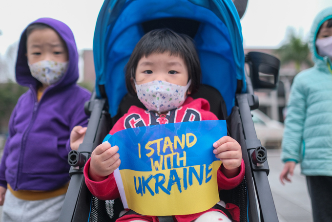 Protest Against Russian Invasion Of Ukraine in Taipei, Taiwan - 06 Mar 2022 March 6, 2022, Taipei, Taiwan: A kid holds Ukrainian flag written on I stand with Ukraine during a protest against Russia‘s military invasion of Ukraine at the Liberty square in Taipei. (C)Ｗａｌｉｄ　Ｂｅｒｒａｚｅｇ／ＳＯＰＡ　Ｉｍａｇｅｓ　ｖｉａ　ＺＵＭＡ　Ｐｒｅｓｓ　Ｗｉｒｅ／共同通信イメージズ