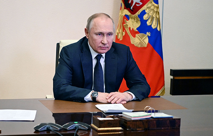 モスクワ近郊ノボオガリョボで、オンラインの安全保障会議に臨むロシアのプーチン大統領（ロシア・モスクワ近郊ノボオガリョボ）　AFP＝時事　写真提供：時事通信